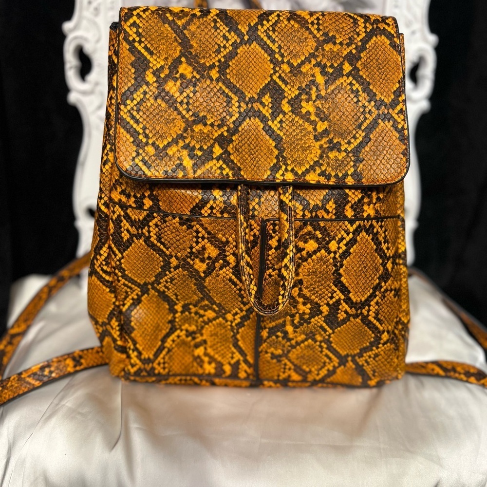 🧡Orange Snake Print faux leather Backpack🧡